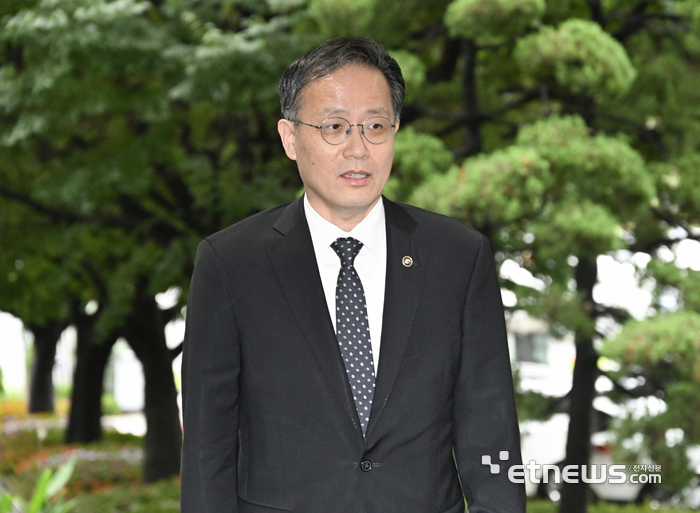출근하는 이형일 경제부총리 겸 재정경제부 장관 후보자