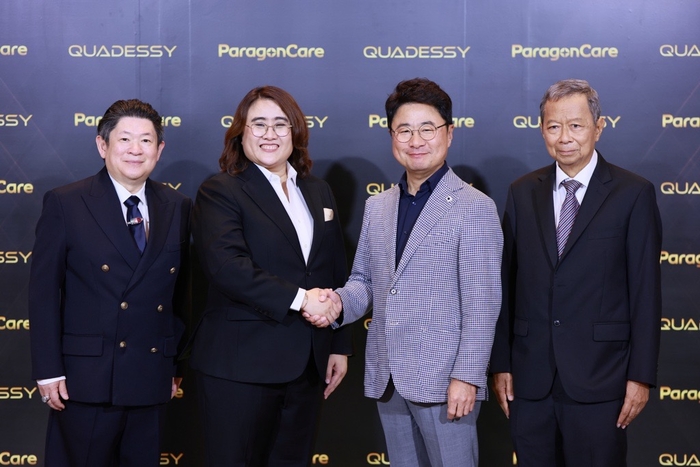 (사진 왼쪽부터) 피부과 전문의 위차이 홍차루 박사, 태국 대리점 파라곤 케어 잉 우마폰 멧마올리 대표, 클래시스 윤준오 대표집행위원 , 피부과 전문의 니왓 폴니콘 박사가  지난 28일 태국 방콕 시암 켐핀스키 방콕 호텔에서 열린 쿼드세이 공식 출시 행사에서 기념 촬영했다. (사진=클래시스)