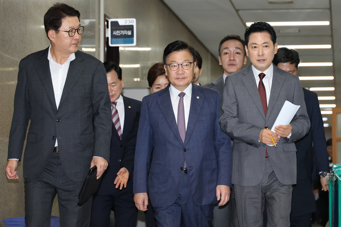 국민의힘 장동혁 대표와 정점식 원내대표를 비롯한 최고위원들이 31일 국회에서 열린 최고위원회의에 입장하고 있다. 2026.8.31 연합뉴스