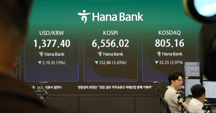 31일 서울 중구 하나은행 본점 딜링룸에서 직원들이 업무를 보고 있다. (사진=연합뉴스)