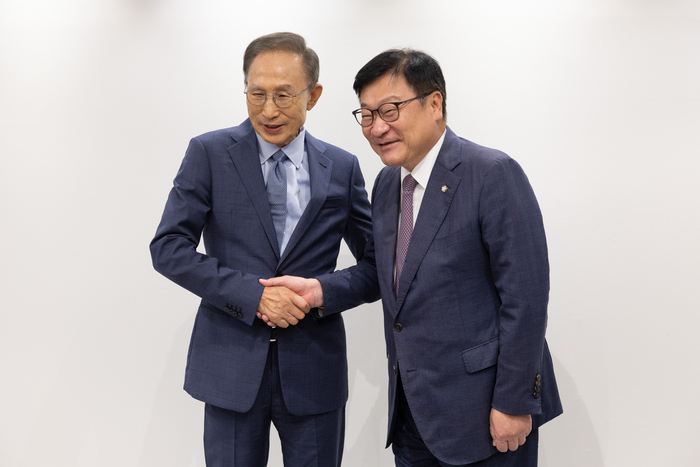 국민의힘 정점식 원내대표가 31일 서울 서초구 이명박 전 대통령 사무실을 방문해 이 전 대통령과 악수하고 있다. 2026.8.31 [국회사진기자단]