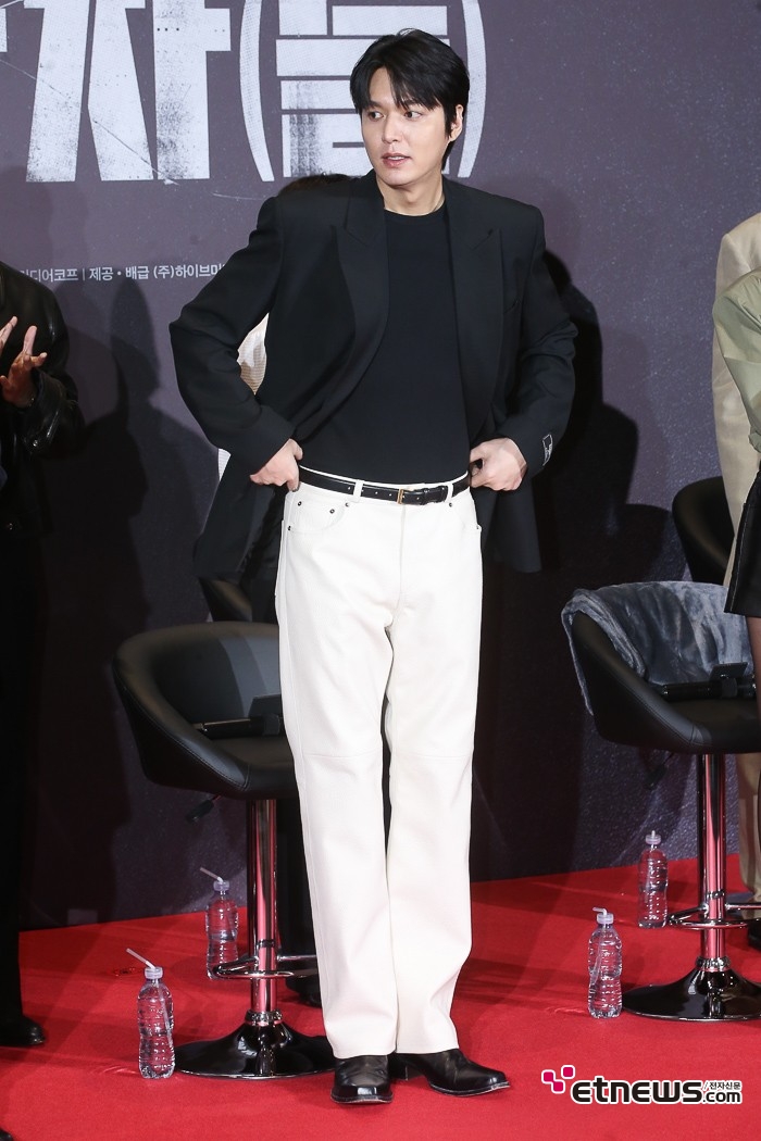 [ET포토] 이민호, '긴 다리 돋보이는 화이트 팬츠'