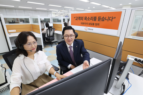 25일 충청북도 청주시에 위치한 청주고객상담센터에서 나채범 한화손보 대표(오른쪽)가 고객 목소리를 직접 듣는 상담콜 동석 청취 시간을 가지고 있다.(사진=한화손해보험)