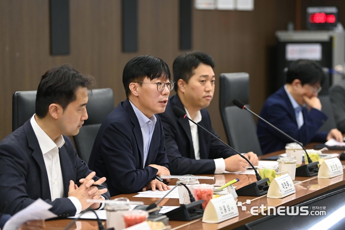 이민우 산업통상부 산업성장실장이 1일 서울 중구 대한상공회의소에서 '반도체산업 경쟁력 강화 기본계획 수립을 위한 착수회의'를 주재하고 있다. 산업부 제공