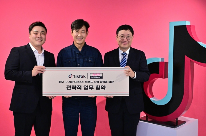 아티스트컴퍼니가 1일 틱톡과 배우 IP 기반 글로벌 브랜드 사업 협력을 위한 MOU를 체결했다. (왼쪽부터) 박승현 아티스트컴퍼니 대표, 이정재 배우, 정재훈 틱톡 코리아 운영 총괄. 사진=아티스트컴퍼니