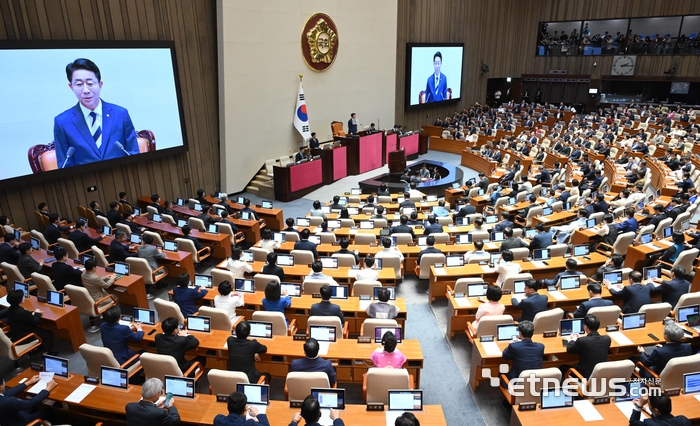 조정식 국회의장이 1일 서울 여의도 국회 본회의장에서 열린 제439회국회(정기회) 개회식에서 개회사를 하고 있다. 이동근기자 foto@etnews.com