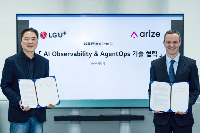 이상엽 LG유플러스 CTO(왼쪽)와 패트릭 켈리 어라이즈 AI 아시아태평양 지역 총괄 책임자가 서울 마곡 LG유플러스 사옥에서 열린 협약식에서 기념 촬영을 하는 모습.