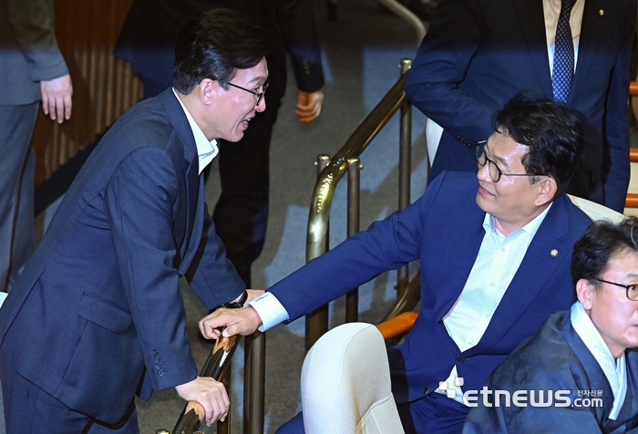 [포토] 대화하는 김민석-송영길