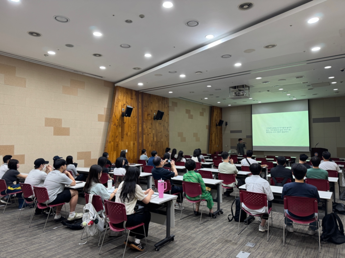 광주탄소중립지원센터는 시민과 대학생으로 구성된 '빛고을 넷제로 프렌즈 2기'를 대상으로 기사·콘텐츠 제작 교육과 고창전력시험센터 현장견학을 실시했다.