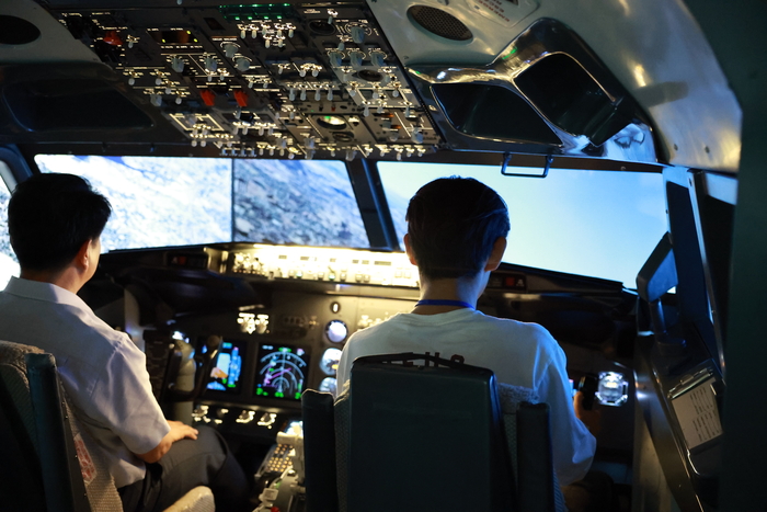 전남 고교생 대상 비행 시뮬레이터 실습(B-737) 진행 모습.