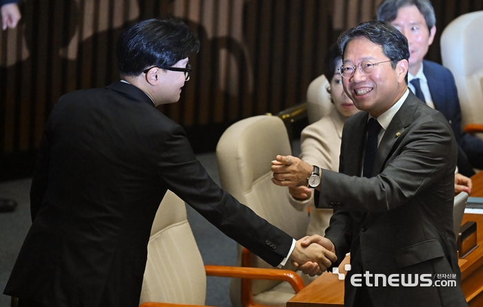 [포토] 악수하는 한동훈-김승원