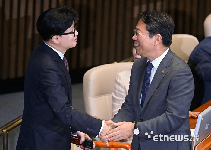 [포토] 악수하는 한동훈-김승원