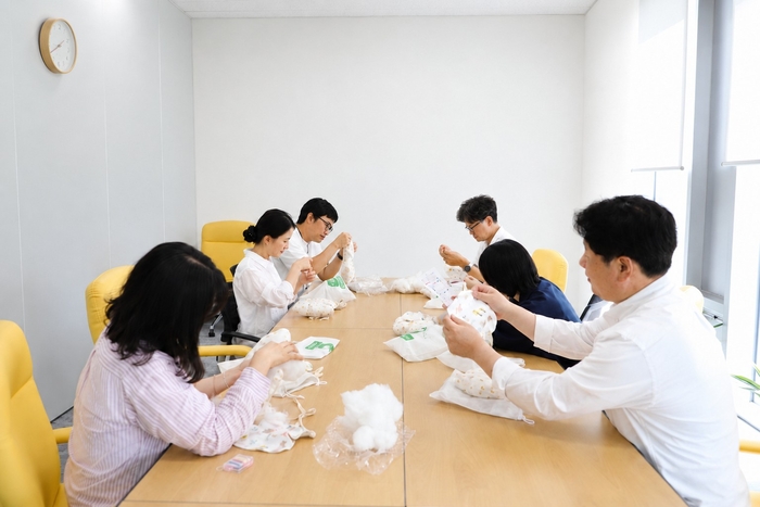 도레이첨단소재 임직원, 이른둥이 안전 키트 제작