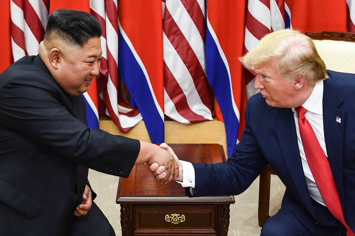 지난 2019년 도널드 트럼프 (오른쪽) 미국 대통령과 김정은 북한 국무위원장이 악수하고 있다. 사진=AFP 연합뉴스