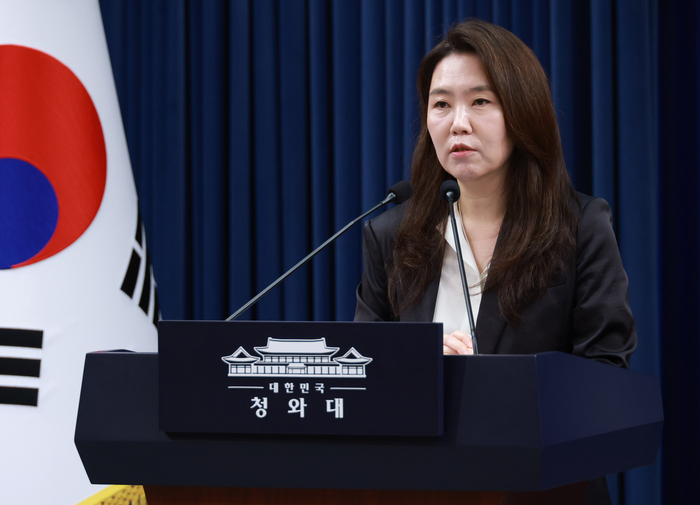 강유정 수석대변인이 1일 청와대 기자회견장에서 김용범 정책실장 사퇴 관련 브리핑을 하고 있다. 연합뉴스