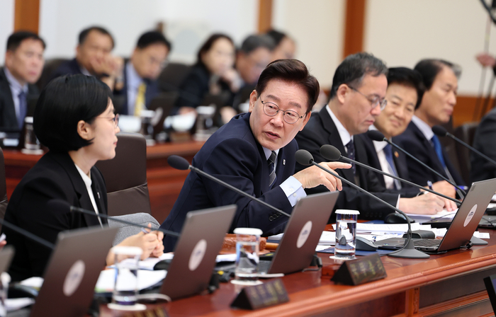 이재명 대통령이 1일 청와대에서 열린 국무회의에서 발언하고 있다. 연합뉴스.