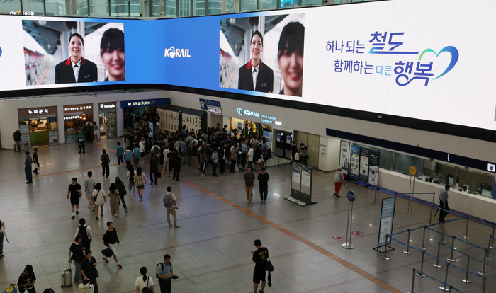 한국철도공사(코레일)와 에스알(SR)의 기관통합을 완료하고 KTX·SRT 통합 운행을 시작한 1일 서울역에 전광판에 통합을 알리는 영상이 표시돼 있다. (사진=연합뉴스)