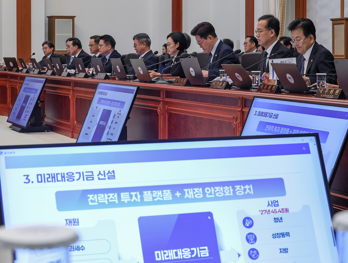 2027년도 예산안 관련 보고 받는 이재명 대통령 〈연합뉴스〉