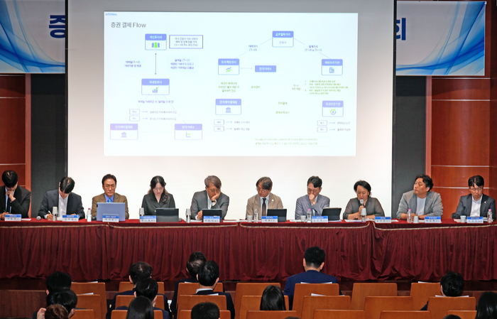 금융투자협회은 2일 여의도 금투협 불스홀에서 '증권시장 결제주기 단축(T+1) 토론회'를 열고 투자자·업계·전문가의 다양한 의견을 청취했다. 오른쪽부터 백대만 금융투자협회 팀장, 박상현 NH투자증권 차장, 김미강 SC은행 이사, 김진택 예탁결제원 부장, 최훈 한국거래소 부장, 이준서 동국대학교 교수, 강소현 자본시장연구원 박사, 박시동 유튜브 시동위키, 김민찬 청년투자자, 이동원 청년투자자 (사진=금융투자협회)