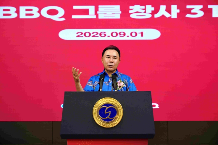 제너시스BBQ 그룹은 경기도 이천 치킨대학에서 주요 임원과 임직원이 참석한 가운데 창립 31주년 기념식을 개최하고, 글로벌 F&B 기업으로의 새로운 도약을 위한 미래 성장전략을 제시했다. 사진은 윤홍근 제너시스BBQ 그룹 회장. 〈자료 BBQ〉