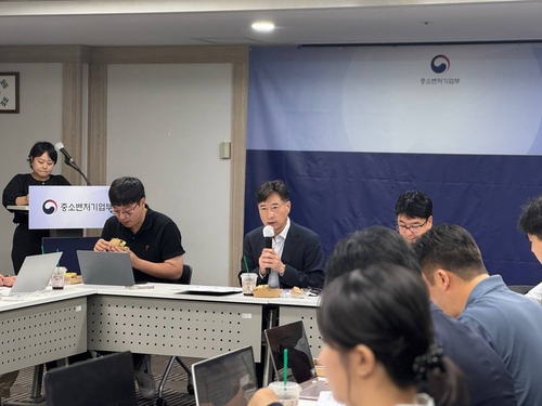박용순 중소벤처기업부 중소기업정책실장이 신안보 혁신기업 육성 방안 관련 사전 브리핑을 하고 있다.