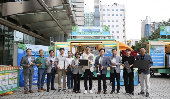 허서홍 GS리테일 대표(왼쪽 일곱번째)와 GS25 경영주, GS리테일 임원들이 기념 촬영하고 있다.