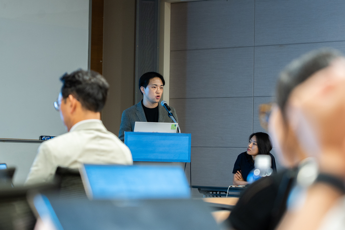 김선규 기후솔루션 전력시장계통팀 연구원이 2일 서울 대한상공회의소에서 이재명 대통령과 김성환 기후에너지환경부 장관에게 전력시장 제도 개편을 요구하고 있다. 사진 출처 : 기후솔루션