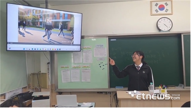 안양문화고 1학년 재학생을 대상으로 이뤄진 AI 활용 콘텐츠 교육에서 배운 내용을 바탕으로 제작된 영상콘텐츠를 한 학생이 시연하며 제작 과정을 설명하고 있다.