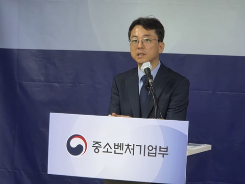심재윤 중소벤처기업부 글로벌성장정책관이  '중소기업 수출 4대 혁신 전략' 관련 브리핑을 하고 있다.