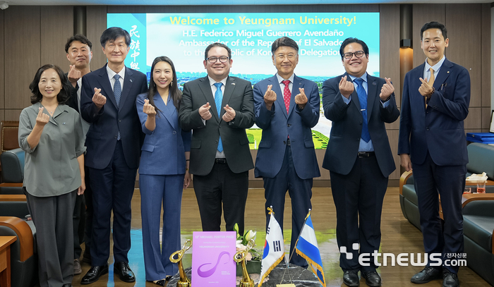엘살바도르의 주한 대사와 일행이 영남대를 방문해 최외출 영남대 총장 등 학교관계자와 기념촬영하고 있다.