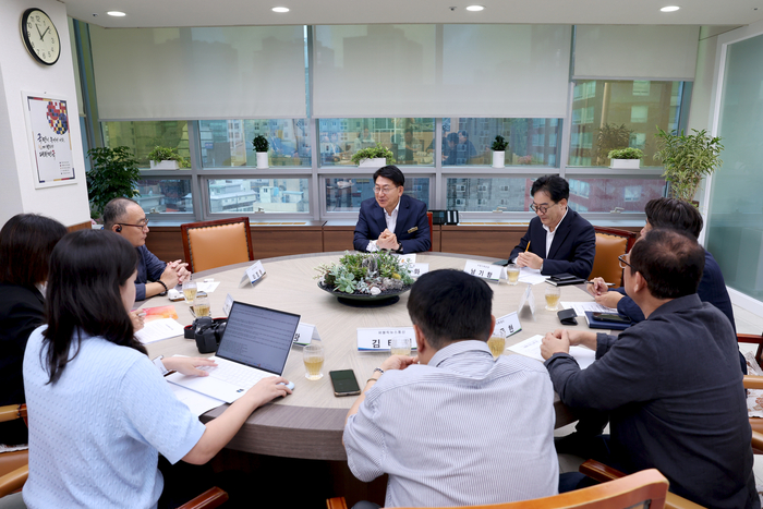 유보화 성동구청장이 1일 성동구청에서 열린 기자간담회에서 기자들과 성수동 성장동력 확산과 왕십리 개발, 주거환경 개선 등 주요 현안에 대해 이야기를 나누고 있다.