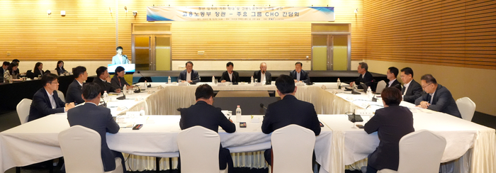 김영훈 고용노동부 장관이 3일 서울 영등포구 FKI타워 컨퍼런스센터에서 열린 청년 일자리 기회 확대 및 고용노동현안 논의를 위한 고용노동부 장관-주요 그룹 CHO 간담회에서 인사말을 하고 있다. 사진 출처 : 고용노동부