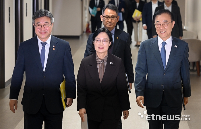 [포토] 브리핑 나서는 한성숙-윤호중-김윤덕