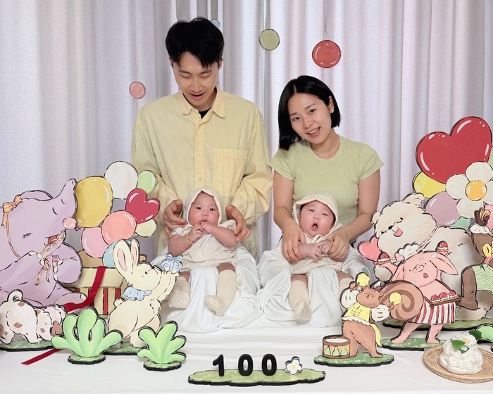 3월 쌍둥이를 출산해 2000만원의 '육아동행지원금'을 받은 김신영 아워홈 책임(오른쪽) 가족. 〈자료 한화M&S〉
