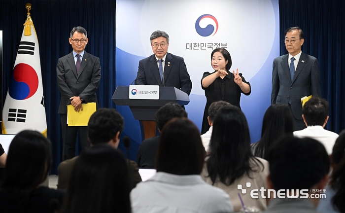 윤호중 행정안전부 장관이 3일 서울 종로구 정부서울청사에서 행정·공공기관 이전 계획 및 공공기관 기능 개혁 방안을 발표 후 취재진의 질문에 답하고 있다. 정부는 내년 상반기부터 수도권 소재 중앙행정기관을 우선 세종특별자치시로 이전하고, 공공기관 350여 개의 경우 올해 4분기 중 이전 계획을 발표해 내년부터 이전에 착수하겠다고 밝혔다. 이동근기자 foto@etnews.com