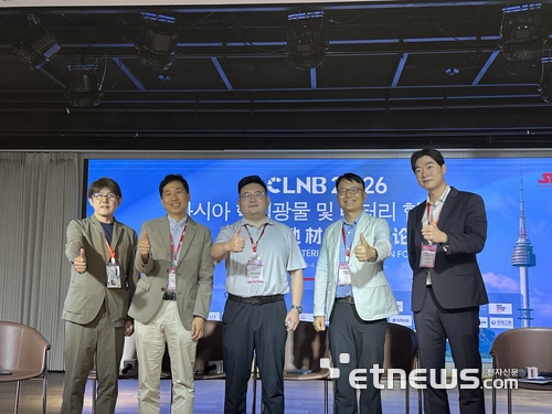 3일 서울 몬드리안 이태원에서 열린 'CLNB 2026 아시아 배터리 소재 협력 포럼' 패널 토론에서 참석자들이 기념 사진을 찍고 있다. 왼쪽부터 타나마치 유지 아이러니버스 대표, 방성록 배틀랩 대표, 돤전 광둥 소폰 최고기술책임자(CTO), 장인원 에코프로 부사장, 최익환 SMM 한국 지사장. (사진=박유민 기자)