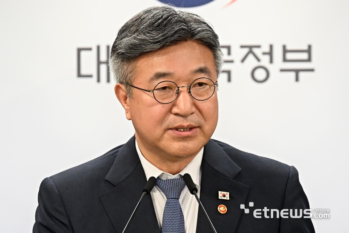[포토] 질문에 답하는 윤호중