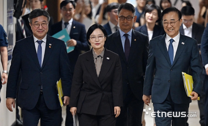 [포토] 행정·공공기관 이전 계획 발표 나서는 韓 총리