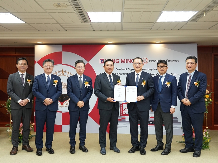대만 현지에서 김희철 한화오션 대표(오른쪽에서 세 번째)와 차이 펑밍 양밍해운 회장(오른쪽에서 네 번째)을 비롯한 양사 관계자들이 계약식을 마친 뒤 기념촬영을 하고 있다. 한화오션 제공