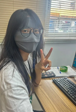 중국 직장인들 사이에서 업무 공간에서 겪는 피로와 외모 변화를 이른바 '오피스 노화'로 표현하며 이를 피하려는 독특한 행동이 유행하고 있다. 사진=SCMP