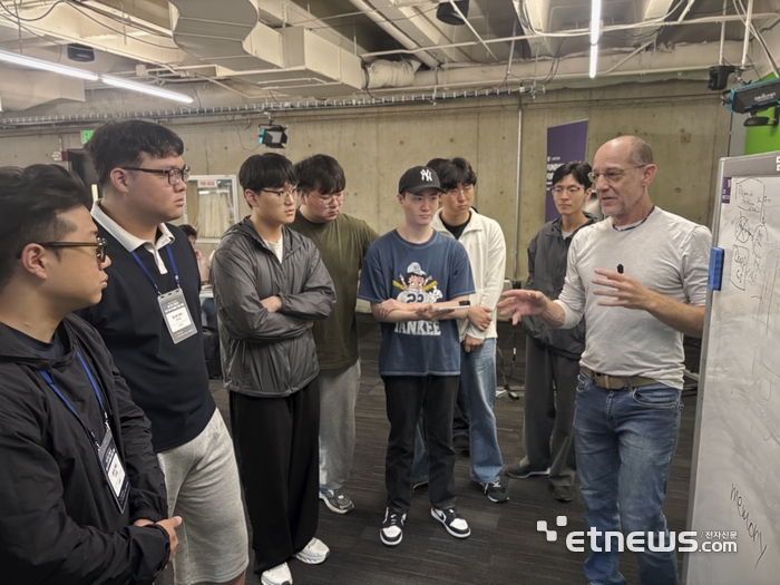 '2026년 제2차 글로벌 프로그램'에 참여한 교육생들이 워싱턴대학교 교수를 역임한 래리 안스타인의 피드백을 받고 있다.[경산이노베이션아카데미 제공]