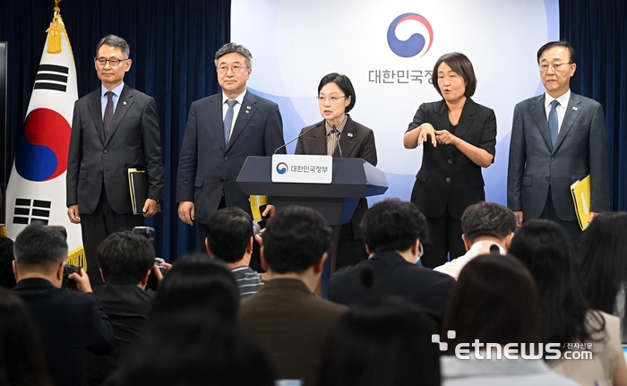 한성숙 국무총리가 3일 서울 종로구 정부서울청사에서 행정·공공기관 이전 계획 및 공공기관 기능 개혁 방안을 발표하고 있다. 정부는 내년 상반기부터 수도권 소재 중앙행정기관을 우선 세종특별자치시로 이전하고, 공공기관 350여 개의 경우 올해 4분기 중 이전 계획을 발표해 내년부터 이전에 착수하겠다고 밝혔다.  이동근기자 foto@etnews.com