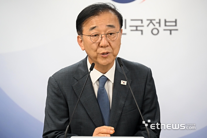 [포토] 질문에 답하는 김윤덕