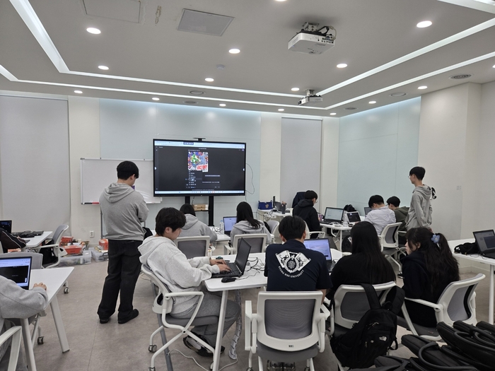 경희대 SW중심대학사업단이 중학생을 대상으로 무료 코딩 교실을 운영한다.