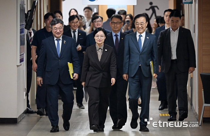 한성숙 국무총리와 주무부처 장·차관들이 3일 서울 종로구 정부서울청사에서 행정·공공기관 이전 계획 및 공공기관 기능 개혁 방안을 발표하기 위해 브리핑룸으로 향하고 있다. 왼쪽부터 윤호중 행정안전부 장관, 한 총리, 허장 재정경제부 2차관, 김윤덕 국토교통부 장관. 이동근기자 foto@etnews.com