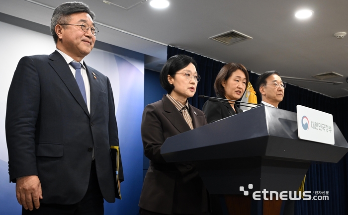 한성숙 국무총리가 3일 서울 종로구 정부서울청사에서 행정·공공기관 이전 계획 및 공공기관 기능 개혁 방안을 발표하고 있다. 정부는 내년 상반기부터 수도권 소재 중앙행정기관을 우선 세종특별자치시로 이전하고, 공공기관 350여 개의 경우 올해 4분기 중 이전 계획을 발표해 내년부터 이전에 착수하겠다고 밝혔다. 이동근기자 foto@etnews.com