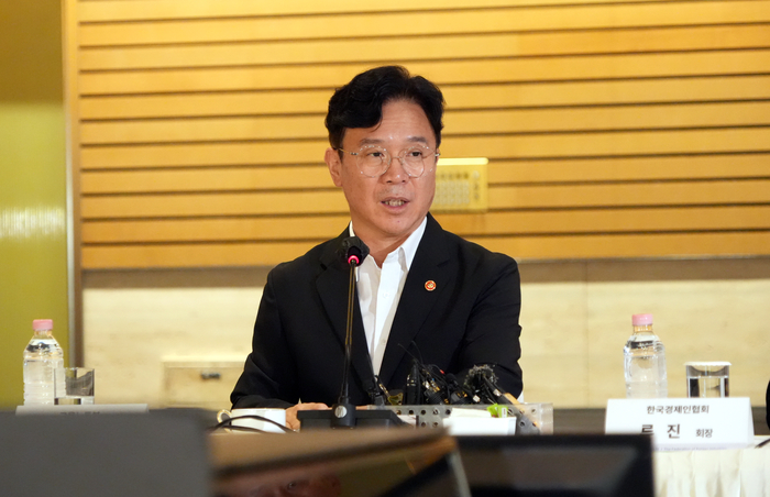 김영훈 고용노동부 장관이 3일 서울 영등포구 FKI타워 컨퍼런스센터에서 열린 청년 일자리 기회 확대 및 고용노동현안 논의를 위한 고용노동부 장관-주요 그룹 CHO 간담회에서 인사말을 하고 있다. 사진 출처 : 고용노동부