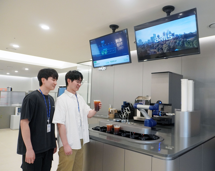 로봇 모듈화 플랫폼 솔루션 전문기업 브릴스가 포스코센터에 자체 개발한 무인 바리스타 로봇 솔루션을 구축하고 운영에 들어갔다. 직원들이 사내 스틸라운지에서 바리스타 로봇이 만든 커피를 받고 있다.(사진=브릴스)