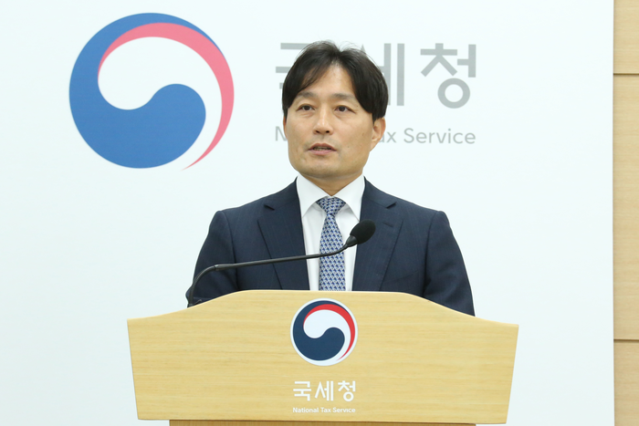 이성글 국세청 조사국장이 산불피해 복구사업 부정입찰 과정에서 탈루 혐의가 포착된 '산불 카르텔' 세무조사에 대해 브리핑하고 있다. (사진=국세청)