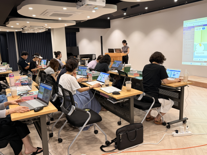디지털 기반 사회정서학습 교사 연수에 참석한 교사들이 에듀테크 교구를 활용해 실습을 진행했다. (잇플 제공)